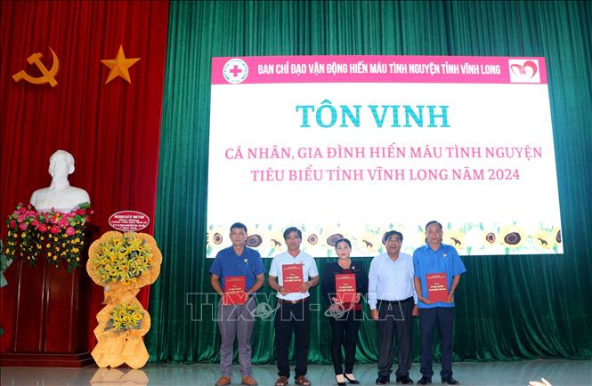 Tặng kỷ niệm chương vì sự nghiệp nhân đạo và phù hiệu 40 lần hiến máu cho các cá nhân tiêu biểu. Ảnh: Lê Thúy Hằng – TTXVN