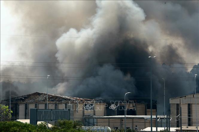 Khói bốc lên sau một vụ tấn công bằng tên lửa của Iran tại Herzliya, Israel, ngày 17/6/2025. Ảnh: THX/TTXVN