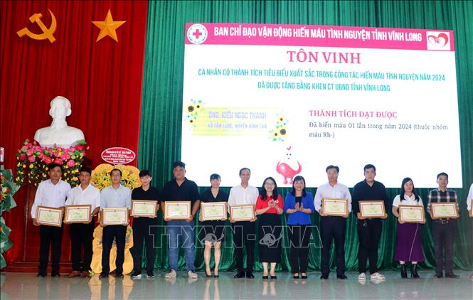 Khen thưởng các cá nhân có nhóm máu hiếm tham gia hiến máu cứu người. Ảnh: Lê Thúy Hằng – TTXVN