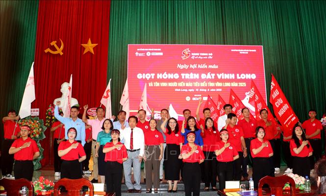 Các đại biểu cùng hô khẩu hiệu quyết tâm tổ chức thành công Hành trình Đỏ tại tỉnh Vĩnh Long. Ảnh: Lê Thúy Hằng – TTXVN