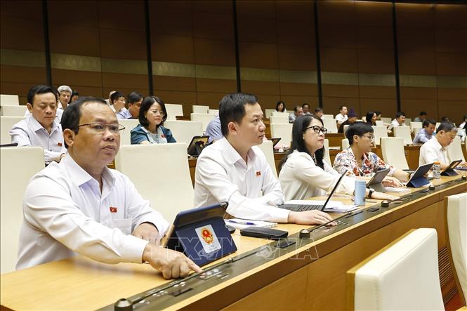 Quốc hội biểu quyết thông qua Luật sửa đổi, bổ sung một số điều của Luật Sử dụng năng lượng tiết kiệm và hiệu quả. Ảnh: Doãn Tấn - TTXVN