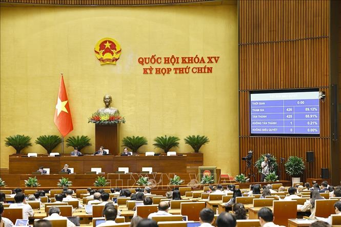 Quốc hội biểu quyết thông qua Luật sửa đổi, bổ sung một số điều của Luật Sử dụng năng lượng tiết kiệm và hiệu quả. Ảnh: Doãn Tấn - TTXVN
