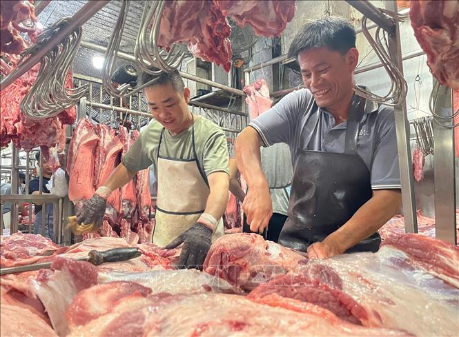 Nhân viên pha lóc thịt lợn phải được kiểm tra sức khỏe định kỳ. Ảnh: Hương Giang - TTXVN