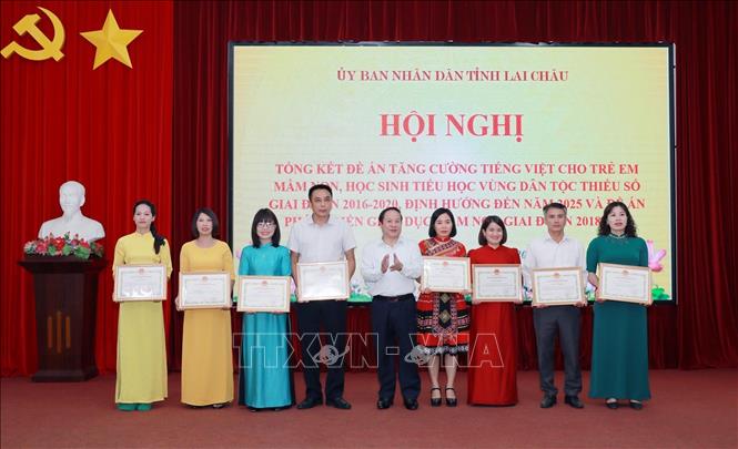 Phó Chủ tịch Thường trực UBND tỉnh Lai Châu Tống Thanh Hải tặng Bằng khen của Chủ tịch UBND tỉnh Lai Châu cho các tập thể, cá nhân vì đã có thành tích xuất sắc. Ảnh: Quý Trung – TTXVN