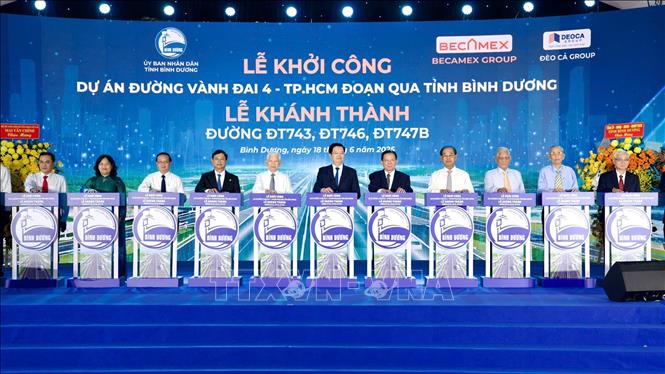 Đại biểu ấn nút lễ khởi công tuyến Vành đai 4 động lực liên kết vùng TP. Hồ Chí Minh. Ảnh: Dương Chí Tưởng-TTXVN