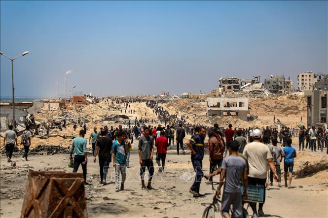 Người dân Palestine tại khu vực Sudaniya, phía Bắc thành phố Gaza, ngày 12/6/2025. Ảnh: THX/TTXVN