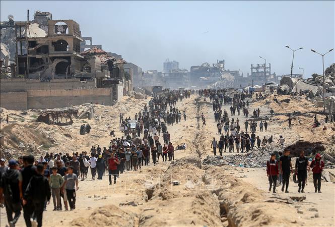 Người dân Palestine tại khu vực Sudaniya, phía Bắc thành phố Gaza, ngày 12/6/2025. Ảnh: THX/TTXVN