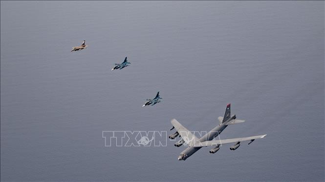 Máy bay ném bom B-52H Stratofortress của Mỹ tham gia cuộc tập trận chung với lực lượng Hàn Quốc và Nhật Bản tại đảo Jeju (Hàn Quốc). Ảnh: YONHAP/TTXVN