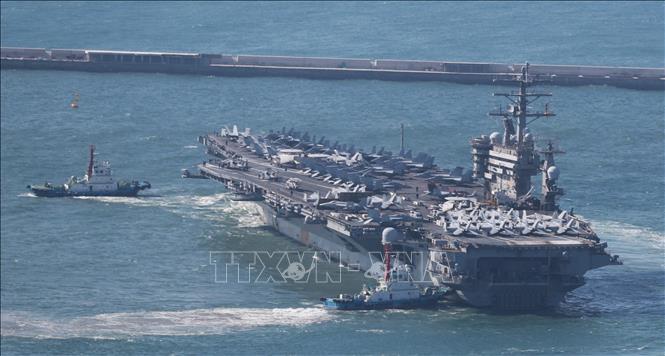 Tàu sân bay USS Nimitz của hải quân Mỹ di chuyển tại căn cứ ở cảng Busan, Hàn Quốc. Ảnh: Yonhap/TTXVN