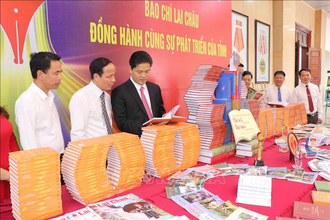 Các đại biểu tham quan trưng bày báo chí bên lề buổi gặp mặt. Ảnh: Nguyễn Oanh-TTXVN.