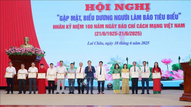 Trao Bằng khen của Chủ tịch UBND tỉnh Lai Châu cho 15 cá nhân có thành tích xuất sắc trong Phong trào thi đua chào mừng Kỷ niệm 100 năm Ngày Báo chí cách mạng Việt Nam. Ảnh: Nguyễn Oanh-TTXVN.