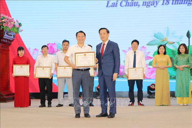 Phóng viên Nguyễn Oanh của TTXVN tại Lai Châu nhận bằng khen của Chủ tịch UBND tỉnh Lai Châu. Ảnh: Quý Trung-TTXVN.