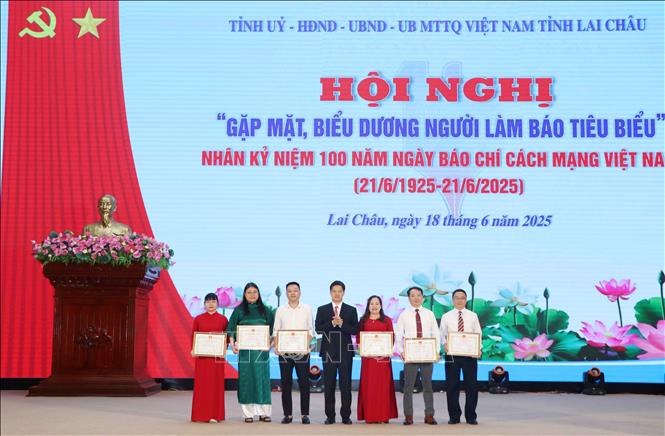 Trao Bằng khen của Chủ tịch UBND tỉnh cho 6 tập thể có thành tích xuất sắc trong Phong trào thi đua chào mừng Kỷ niệm 100 năm Ngày Báo chí cách mạng Việt Nam. Ảnh: Nguyễn Oanh-TTXVN.