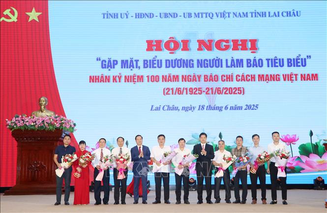 Tỉnh Lai Châu tặng hoa các đơn vị báo chí  nhân Kỷ niệm 100 năm Ngày Báo chí Cách mạng Việt Nam (21/6/1925 - 21/6/2025). Ảnh: Nguyễn Oanh-TTXVN.