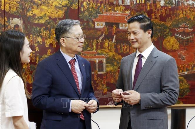 Chủ tịch UBND tỉnh Bắc Ninh Vương Quốc Tuấn trao đổi với  ông Lee Han Joon, Tổng Giám đốc Tổng Công ty Nhà đất Hàn Quốc. Ảnh: Thái Hùng- TTXVN