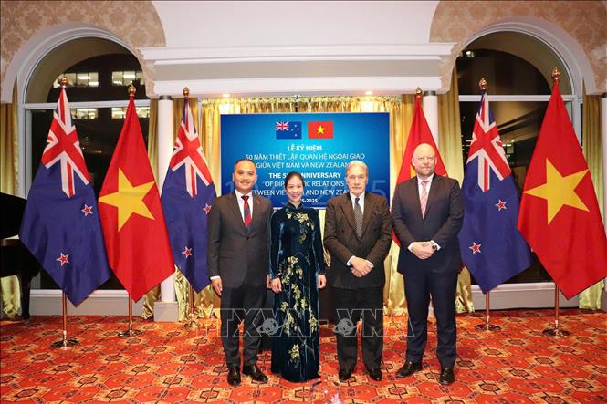 Đại sứ Việt Nam tại New Zealand Phan Minh Giang (ngoài cùng bên trái) cùng phu nhân chụp ảnh lưu niệm cùng Bộ trưởng Ngoại giao Winston Peters và Thứ trưởng Ngoại giao Grahame Morton của New Zealand tại Lễ Kỷ niệm. Ảnh: TTXVN  phát