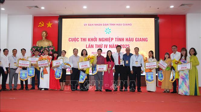 Vinh danh các thí sinh có dự án vào vòng chung kết và đạt giải cao tại cuộc thi. Ảnh: Nguyễn Hằng - TTXVN