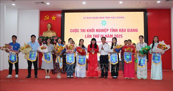 Trao cờ lưu niệm cho các thí sinh có dự án, ý tưởng lọt vào vòng chung kết. Ảnh: Nguyễn Hằng - TTXVN