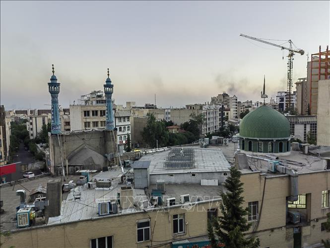 Khói bốc lên sau cuộc tấn công của Israel tại Tehran, Iran, ngày 17/6/2025. Ảnh: THX/TTXVN