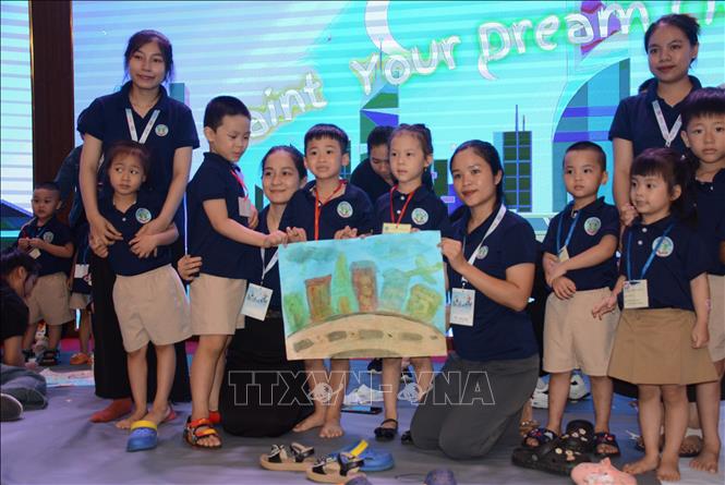 Hoạt động vẽ tranh “Draw Your Dream City”. Ảnh: Văn Dũng-TTXVN