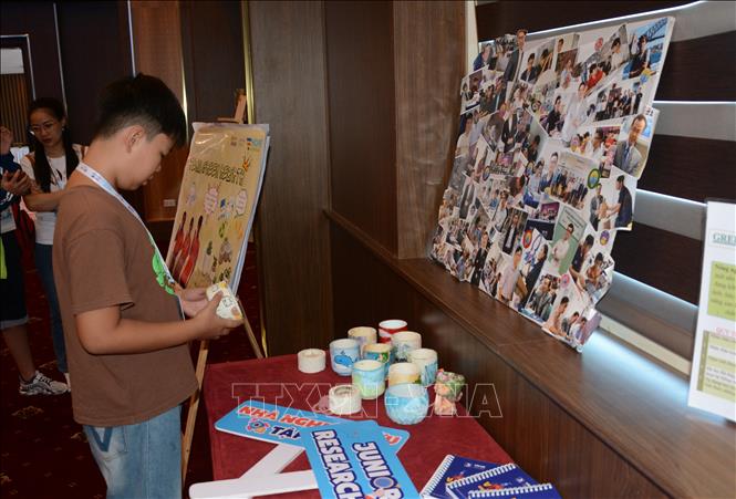 Triển lãm tương tác “Thành phố trong mơ của tôi” trưng bày các sản phẩm của thanh thiếu niên. Ảnh: Văn Dũng-TTXVN