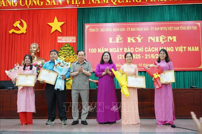 Trao giải nhất Giải báo chí Sương Nguyệt Anh năm 2025 cho các tác giả, nhóm tác giả đạt giải. Ảnh: Huỳnh Phúc Hậu - TTXVN
