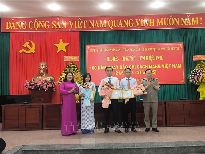 Trao giải nhất Giải Báo Xuân năm 2025 cho các tác giả, nhóm tác giả đạt giải. Ảnh: Huỳnh Phúc Hậu - TTXVN