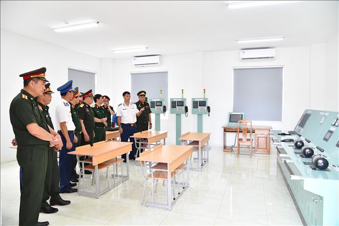 Đoàn công tác tham quan tại Trung tâm huấn luyện thực hành số 4, Bộ Tư lệnh Vùng Cảnh sát biển 4. Ảnh: TTXVN phát