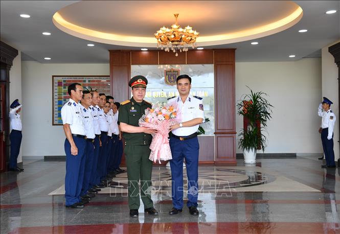 Thiếu tướng Trần Văn Lượng, Tư lệnh Vùng Cảnh sát biển 4 tặng hoa chào mừng Đoàn công tác Cục Tài chính, Tổng cục Hậu cần, Bộ Quốc phòng Lào đến thăm, làm việc tại đơn vị. Ảnh: TTXVN phát
