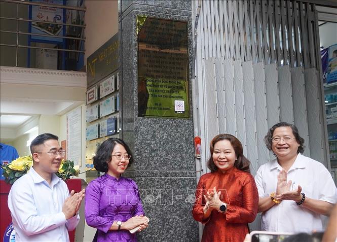 Các đại biểu thực hiện nghi thức ra mắt bảng hiệu Di tích Lịch sử cấp Quốc gia Trụ sở báo Dân Chúng. Ảnh: Thu Hương - TTXVN