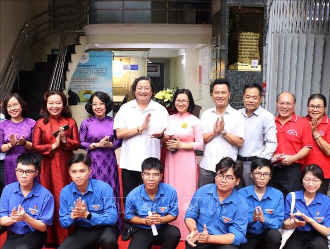 Các đại biểu tại Lễ ra mắt bảng hiệu Di tích Lịch sử cấp Quốc gia Trụ sở báo Dân Chúng. Ảnh: Thu Hương - TTXVN