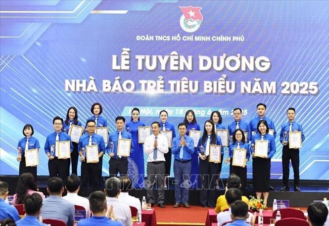 Đồng chí Bùi Hoàng Tùng, Bí thư Đoàn Thanh niên Chính phủ trao chứng nhận và biểu trưng của Đoàn Thanh niên Chính phủ cho các nhà báo trẻ tiêu biểu. Ảnh: Minh Đức – TTXVN