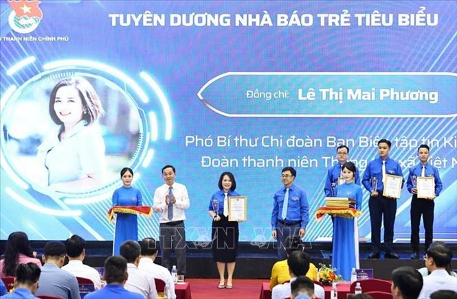 Đồng chí Bùi Hoàng Tùng, Bí thư Đoàn Thanh niên Chính phủ trao chứng nhận và biểu trưng của Đoàn Thanh niên Chính phủ cho nhà báo Lê Thị Mai Phương, Phó Bí thư Chi đoàn Ban biên tập Tin kinh tế, Thông tấn xã Việt Nam. Ảnh: Minh Đức – TTXVN