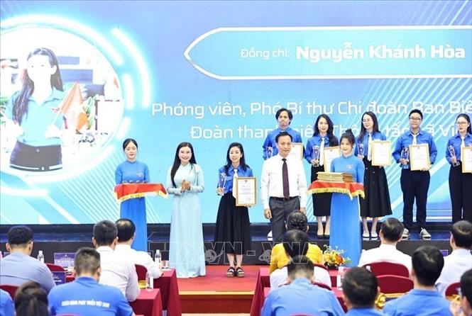 Đồng chí Lại Xuân Lâm, Phó Bí thư Đảng ủy Chính phủ và đồng chí Nguyễn Phạm Duy Trang, Bí thư Trung ương Đoàn trao chứng nhận và biểu trưng của Đoàn Thanh niên Chính phủ cho nhà báo Nguyễn Khánh Hòa, Phó Bí thư Chi đoàn Ban biên tập Ảnh, Thông tấn xã Việt Nam. Ảnh: Minh Đức – TTXVN