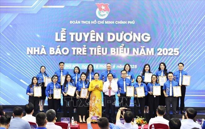 Đồng chí Bùi Thanh Sơn, Ủy viên BCH TW Đảng, Phó Thủ tướng Chính phủ, Bộ trưởng Bộ Ngoại giao trao chứng nhận và biểu trưng của Đoàn Thanh niên Chính phủ cho các nhà báo trẻ tiêu biểu. Ảnh: Minh Đức – TTXVN