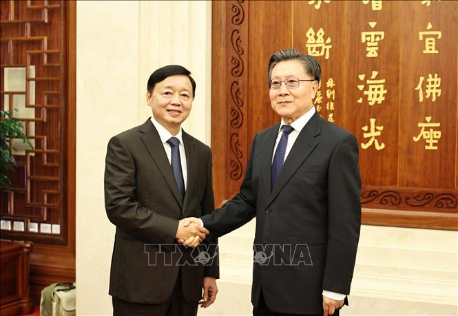 Phó Thủ tướng Trần Hồng Hà (trái) hội kiến Phó Ủy viên trưởng Nhân đại toàn quốc Trung Quốc Vương Đông Minh. Ảnh: Công Tuyên-PV TTXVN tại Trung Quốc