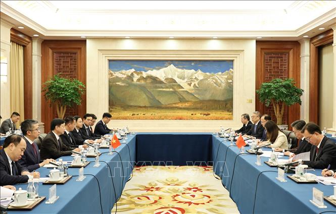 Phó Thủ tướng Trần Hồng Hà hội kiến Phó Ủy viên trưởng Nhân đại toàn quốc Trung Quốc Vương Đông Minh. Ảnh: Công Tuyên-PV TTXVN tại Trung Quốc