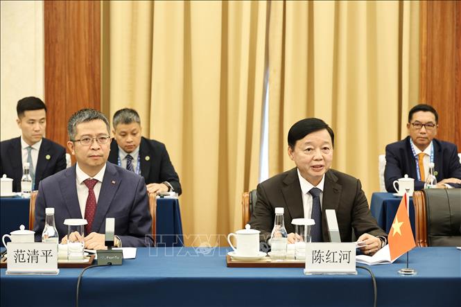 Phó Thủ tướng Trần Hồng Hà (phải) phát biểu tại cuộc hội kiến. Ảnh: Công Tuyên-PV TTXVN tại Trung Quốc