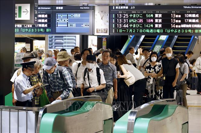 Hành khách chờ đợi tại nhà ga ở Sendai, tỉnh Miyagi, Nhật Bản, sau khi dịch vụ tàu cao tốc Shinkansen bị tạm dừng do sự cố ngày 17/6/2025. Ảnh: Kyodo/TTXVN