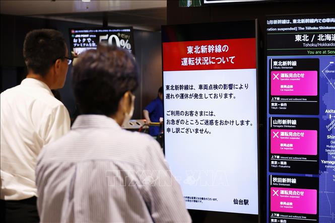 Bảng thông báo tạm dừng dịch vụ tàu cao tốc Shinkansen do sự cố, tại nhà ga ở Sendai, tỉnh Miyagi, Nhật Bản, ngày 17/6/2025. Ảnh: Kyodo/TTXVN