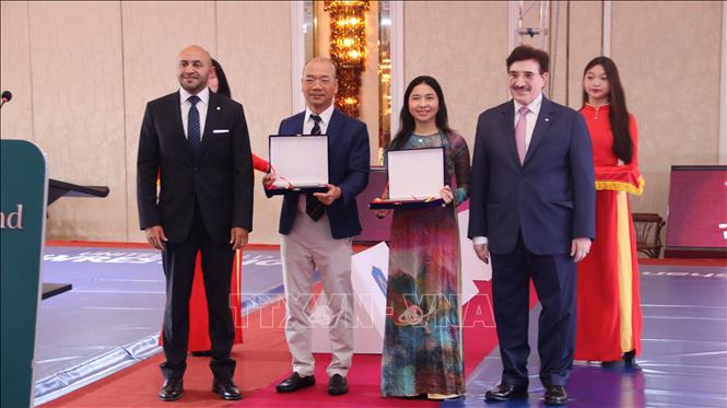Đại diện Liên đoàn Vật Thế giới, Liên đoàn Vật Châu Á trao quà lưu niệm cho đại diện Cục Thể dục thể thao Việt Nam và lãnh đạo Sở Văn hóa, Thể thao và Du lịch tỉnh Bà Rịa-Vũng Tàu. Ảnh: Huỳnh Sơn-TTXVN