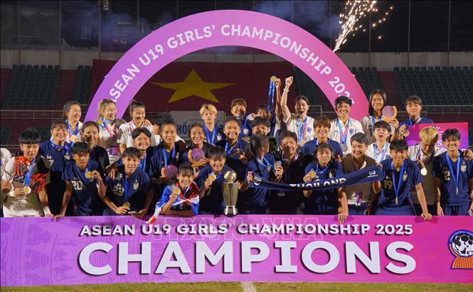 Đội tuyển U19 nữ Thái Lan với Cúp vô địch U19 nữ Đông Nam Á 2025. Ảnh: Trung Tuyến - TTXVN