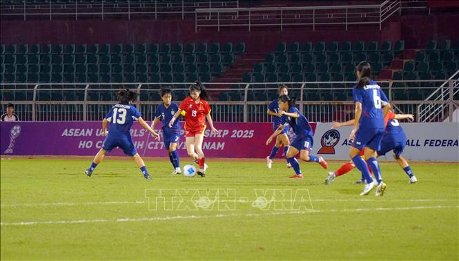 U19 nữ Việt Nam (áo đỏ) dẫn bóng trước U19 nữ Thái Lan (áo xanh). Ảnh: Trung Tuyến - TTXVN
