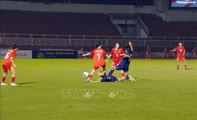 U19 nữ Việt Nam (áo đỏ) dẫn bóng trước U19 nữ Thái Lan (áo xanh). Ảnh: Trung Tuyến - TTXVN