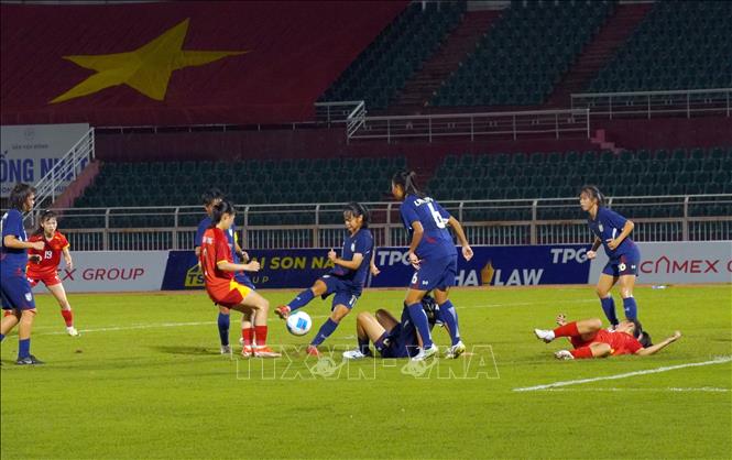 U19 nữ Việt Nam (áo đỏ) dẫn bóng trước U19 nữ Thái Lan (áo xanh). Ảnh: Trung Tuyến - TTXVN