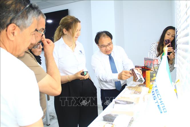 Các doanh nghiệp Tipaza tìm hiểu một số sản phẩm xuất khẩu của Việt Nam được Thương vụ mang đến giới thiệu tại sự kiện. Ảnh: Trung Khánh-PV TTXVN tại Nam Mỹ
 