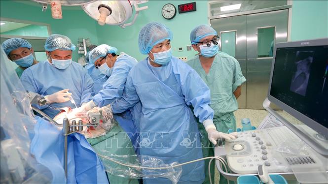 Ekip thực hiện ca ghép tạng tại Bệnh viện Trung ương Huế. Ảnh: TTXVN phát