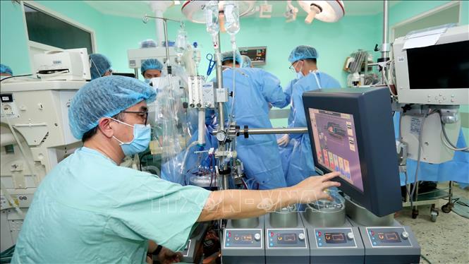 Ekip thực hiện ca ghép tạng tại Bệnh viện Trung ương Huế. Ảnh: TTXVN phát