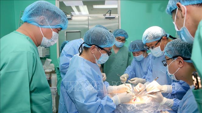Ekip thực hiện ca ghép tạng tại Bệnh viện Trung ương Huế. Ảnh: TTXVN phát