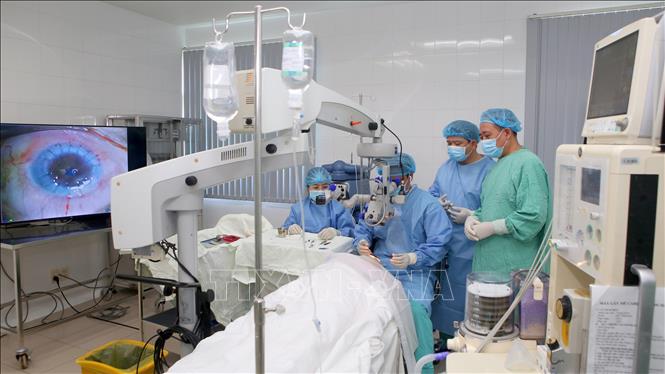 Thực hiện ghép giác mạc tại Bệnh viện Trung ương Huế. Ảnh: Mai Trang - TTXVN 